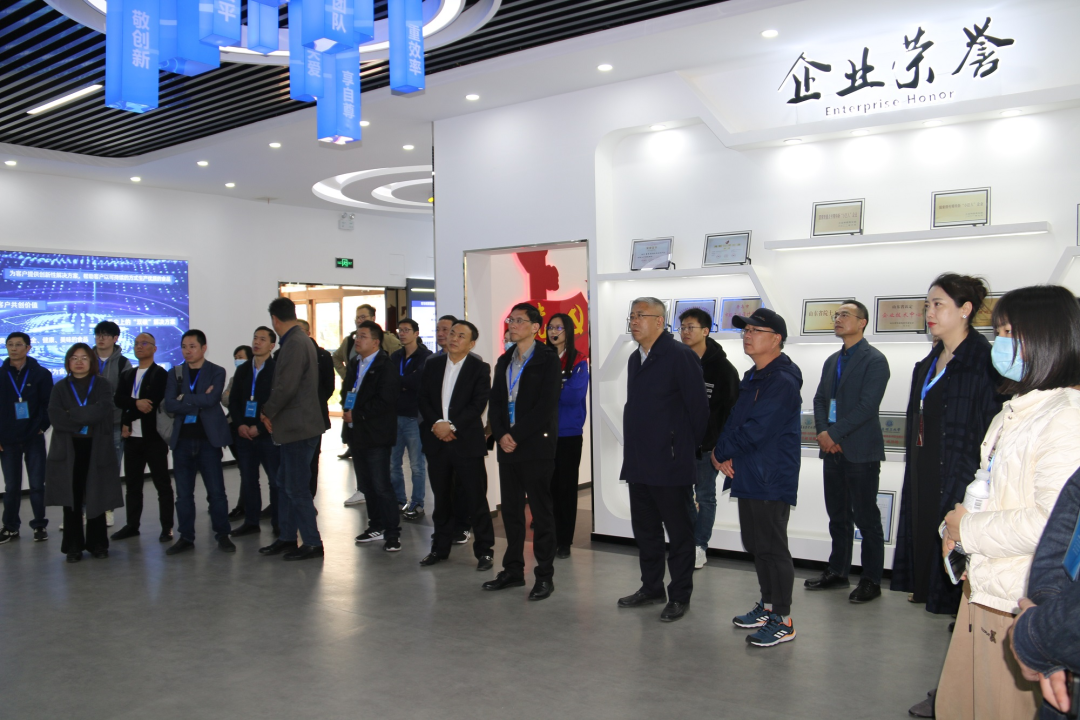 舟山市經(jīng)信局副局長毛潤洲攜舟山市優(yōu)秀企業(yè)家代表一行40余人蒞臨銳智股份調(diào)研考察！